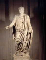 Roomalainen taide: keisari Tiberiuksen (Tiberius Claudius Nero, 42 eaa.-37 jaa.) marmoripatsas, Rooman keisari. Korkeus 2 m. Pariisi, Louvre
