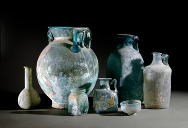 Roomalainen taide: ruukkuja, karahveja, kuppeja, maljakoita ja lasipikareita Pompejista. 1. vuosisata. Museo Archeologico Nazionale, Napoli