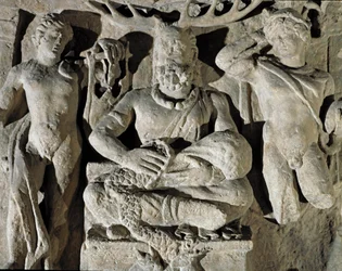 Roomalainen taide: kelttiläistä alkuperää oleva gallialainen jumala Cernunnos (tai Kernunnos) kuvattuna Apollonin ja Merkuriuksen välissä. Reimsistä. 1. vuosisata jKr. Rooma, Museo della Civiltà Romana