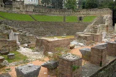 Roomalainen taide: näkymä roomalaiseen teatteriin (1. eKr.), Trieste Italia (kuva)