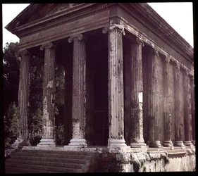 Roomalainen taide: näkymä Portunuksen temppelin (miehisen onnen temppelin) raunioista, Boarium Forumin arkeologinen alue, 70-80 jKr, Rooma, Italia (Roomalainen taide: näkymä Fortunan temppelille Virilis (Portunus) Rooma, Italia) Valokuvaus