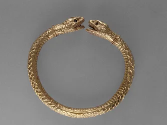 Käärmerannekoru, AD 1-100 (kultainen vihreillä lasisilmillä)
