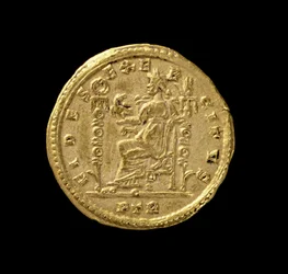 Constantinus I Suuren (306–337 jKr.) Solidus (kääntöpuoli) kuvaa Fidesin istuvan vasemmalla valtaistuimella. Kirjoitus: FIDES EXERCITVS (kulta) (kääntöpuoli katso 119150)