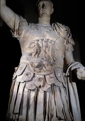 Rooman keisari Trajanuksen (Marcus Ulpius Traianus tai Traiano) (53-117 jKr) patsas seisomassa, taistelulaiva. Yksityiskohta keisari Domitianusta (Domizianoa tai Domitianusta) kuvaavasta panssarista (51-96). Noin 108 jKr. Aurinko 2 m Pariisi, Louvre-museo