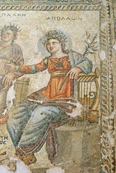 Apollon ja Marsyaksen mosaiikki, Plinius ja Apollon yksityiskohta, Aionin talo, Paphos, Kyproksen mosaiikki