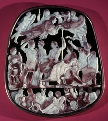 Pyhän kappelin tai Augustuksen apotheoosin Camee: 24 hahmoa on edustettuna, mukaan lukien Rooman keisari Augustus (keskellä), Caesar Germanicus, Tibere, Nero, Caligula ja Livie (Livia Drusilla Augusta, 58 eKr.). Yläosassa