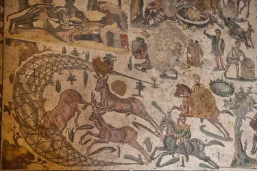 Yksityisen asunnon kolmas huone, lattiamosaiikki, Villa Romana del Casale, Piazza Armerina, Sisilia, Italia (kuva)