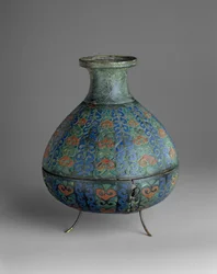 Maljakko, 250–300 jKr (champlevé-emali ja kupariseos)