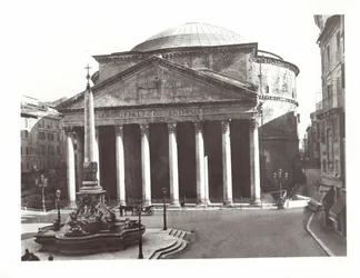 Näkymä Pantheonille ja egyptiläiselle obeliskille Piazza della Rotundalla