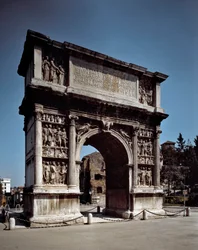 Näkymä Trajan Beneventin kaarelle, rakennettu vuosina 114–117 (valokuva)