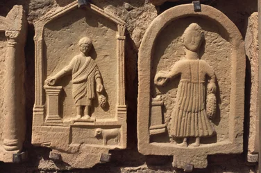 Stelae, jotka kuvaavat ihmishahmoja