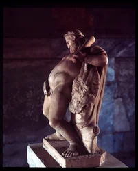 Humalainen Herakles. Veistos Peurojen talosta, 5. vuosisata eKr. - 1. vuosisata jKr.