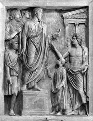 Marcus Aurelius (121-180 jKr) pitämässä puheen foorumilla tai Hadrianus (76-138 jKr) pitämässä hautajaispuhetta Sabinelle, luultavasti 3. tai 4. vuosisadalta jKr (marmori) (m/w kuva)