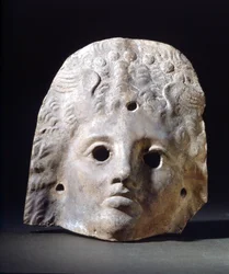 Naamio Rooman aikakauden tragedioihin. Portaiden museo. Milano