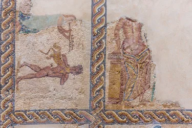 Esillä osittain vaurioituneita mosaiikkeja