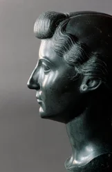 Roomalainen taide: Livian (55 eaa.-29 jaa.) (Livia Drusilla Augusta), Rooman keisari Augustuksen (Octavianus, Octavianus tai latinaksi Gaius Julius Caesar Octavianus) (61 eaa.-14 jaa.) puolison rintakuva. 31 eaa. Basalttiveistos. Mitat: 0,32 m. Louvre