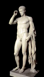 Roomalainen taide: Marcus Claudius Marcellusta (42-23 eKr.), Augustuksen sisarenpoikaa, esittävä marmoriveistos, jonka teki ateenalainen Kleomenes noin 20 eKr., mitat: 190 cm - Pariisi, Musée du Louvre - Marcelluksen (42-23 eKr.), Augustuksen sisarenpojan