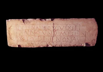 Roomalainen antiikki: Jubenalis-niminen loculus-laatta, kuolleen lapsen epitafi. Rooman katakombeista. Pariisi, Louvre-museo