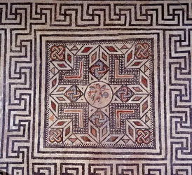 Roomalainen taide: mosaiikki geometrisillä hahmoilla. Nimes, arkeologinen museo.