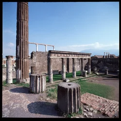 Roomalainen taide: Näkymä Apollon temppelistä Pompejin arkeologisella paikalla (4. vuosisata eKr. - 2. vuosisata eKr.) Italia