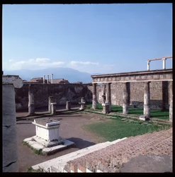 Roomalainen taide: Näkymä Apollon temppelistä Pompejin arkeologisella paikalla (4. vuosisata eKr. - 2. vuosisata eKr.) Italia
