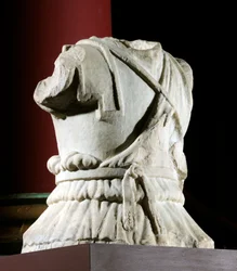Ratsuväkimiehen veistoksellinen vartalo (marmori) (katso myös 371178)