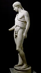Dionysosta (Bacchus, Bacco) esittävä patsas. Marmoriveistos 300-luvulta eaa. peräisin olevan alkuperäisteoksen mukaan. Hadrianuksen huvilasta. Rooma, Museo Nazionale Romano