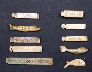 Teatteriliput norsunluusta roomalaisesta aikakaudesta. Museo della Scala Milanossa