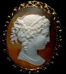 Naisen profiilin muotokuva; cameo on sardonice, asetettu kultaan