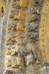 Yksityiskohta Saint Marie, Oloron Sainte Marie (Atlantin Pyreneet) katedraalin julkisivun kaiverretusta holvista