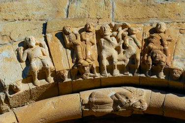 Pyhän Maria de Covetin kirkon julkisivu Isona, Espanja, yksityiskohta