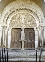 Saint-Lazaren katedraalin portaali (veistetty tympanon esittää viimeistä tuomiota). Autun
