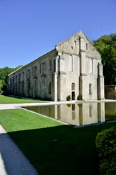 Romaaninen arkkitehtuuri: ulkokuva Fontenayn, Burgundian, 1100-luvun lopulla sijaitsevasta siltercian luostarista (Fontenayn luostari, Burgundia, Ranska: takomo, 1100-luvun loppu)