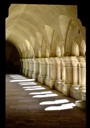 Romaaninen arkkitehtuuri: galleria Fontenayn siltercian luostarista, Burgundia