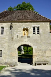 Romaaninen arkkitehtuuri: näkymä Fontenayn, Burgundian, Cistercian Abbeyn sisäänkäynnille
