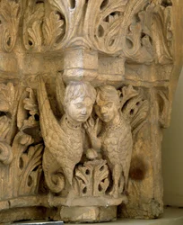 Yläosa koristelee sireenejä ja lintuja Saint Loup de Naudin (Seine ja Marne) 1170 kirkon mallien mukaisesti. Paris, Museum of Monuments suomi