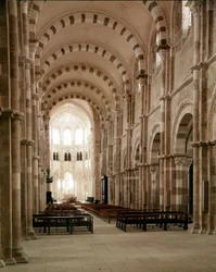 Vezelay Abbey (89), Santa Maria Magdalenan basilikan nave. 12. vuosisadalla.