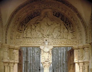 Näkymä keskimmäisestä tympanonista, joka esittää apostolien lähettämistä. Pyhän Maria Magdaleenan basilika (Sainte-Marie-Madeleine, 1096-1106), Vézelay, Yonne