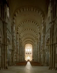 Näkymä Santa Maria Magdalenan basilikan (Saint Mary Magdalene (1096-1106), Vezelay, Yonne) keskuslaivosta
