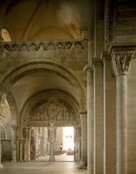 Näkymä narthexista ja tärykalvosta, jotka edustavat apotreen tehtävää. Santa Maria Magdalenan basilika (Sainte Marie Madeleine (1096-1106), Vezelay, Yonne