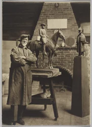 Studiossa, Cyrus Dallin (s/w-kuva)