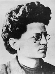 Leon Trotsky nuorena opiskelijana (m/w kuva)