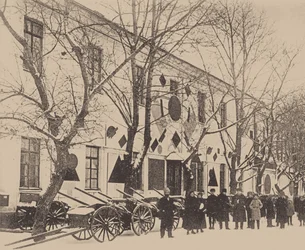 Malevitš ja taidekoulun oppilaat koristelemassa Valkoista kasarmia Vitebskissä, joulukuu 1919 (s/w-kuva)