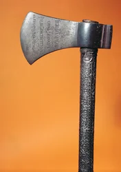 Kirves, jolla Pietari Suuri (1672-1725) laski ensimmäisen kiven Pietarin perustamisen yhteydessä 16. toukokuuta 1703 (metalli)