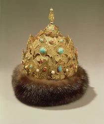 Karanin kruunu, kaiverrettu kultasetti jalokivillä, turkiskoristelu, niello ja harjakatto, 1500-luvun puoliväli (kulta, jalokivet, turkis)