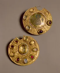 Kolt-medaljonki, Ryazan (kultaa helmillä, emalilla ja jalokivillä)