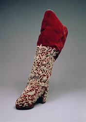 Naisten saappaat, 1650-1700 (nahkaa ja samettia helmillä)