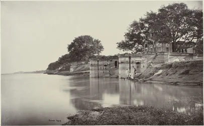 Satti Chaura Ghat Kanpurissa Sutte Chowra Ghât, verilöylyn kohtaus (alkuperäinen nimi) Suttee Chowra Ghât, Cawnpore. Kohtaus joukkomurhasta (otsikko esineessä)