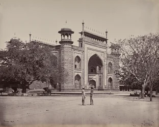 Agra. Taj Mahalia ympäröivien puutarhojen portti