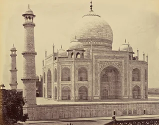 Agra; Taj Mahal sisäpihan kulmasta nähtynä